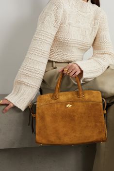 Métier's 'Private Eye' tote might just be named for its subtlety. Generously sized to fit all your daily essentials, it's crafted from suede in an elegant top-handle shape that can be carried by a detachable strap, too. The pull-out pouch can be converted into a cross-body bag - ideal for after-work events. Designer Purse Outfit, Suede Purse Outfit, Embroidery Purse, Purse Outfit, Boho Queen, Chic Purses, Private Eye, Suede Tote, Handbag Heaven