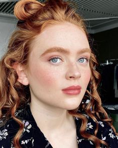 bts of sadie sink for w magazine (2022) Wedding Makeup Redhead, Todd Smith, Pale Skin Makeup, Fair Skin Makeup, Freckles Makeup, W Magazine, Sadie Sink, Bridesmaid Makeup