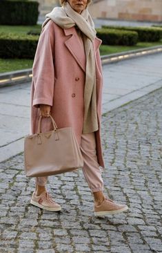 Mode Over 50, Adrette Outfits, Look Boho Chic, Mode Boho, Pink Coat, Looks Street Style, 가을 패션, Fashion Over 50, Mode Inspiration