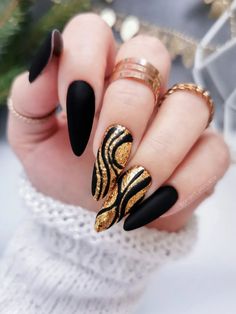 Black Gold Fall Nails, Black Gold Cat Eye Nails, Black And Gold Animal Print Nails, Black And Gold Egyptian Nails, Acrylic Nail Designs Classy, Summer Nails Almond, Beauty Hacks Nails, Funky Nail Art, Nail Art Designs Summer