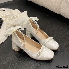 Olivia Mark - Traditional Chinese hanfu-inspired high heel shoes with exquisite embroidery details Chinese Traditional Shoes, Traditional Shoes, Caged Shoes, Traditional Chinese Hanfu, Chinese Shoes, Bohemian Sandals, Rough Heels, Chinese Hanfu, Vintage Suede