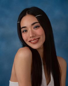 Senior Yearbook Pictures Hairstyles, Senior Portrait Makeup, Yearbook Makeup, Senior Yearbook Pictures, Senior Portraits Yearbook, Y2k Photoshoot