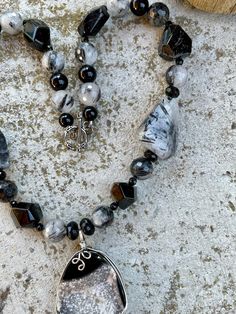 Beautiful Black White Banded Agate Rutilated Quartz Crystal Black Onyx Vintage Necklace Solid in weight see pictures nexxt to ruler for scale Rutilated Quartz Crystal, Simple Pendant, Pendant Necklace Simple, Usa Jewelry, Silver Chain Style, Banded Agate, Handcrafted Necklace, White Band, Leaf Necklace