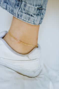 Step into effortless style with our stunning 18k gold-filled heart link anklet! Whether you wear it solo for a touch of understated elegance or layer it up for a trend-setting look, this piece is designed for everyday wear! All anklets come in 10 inches, if you would like it sized smaller add your measurement in the notes section of your order. Keep in mind when requesting a custom size - you do not want your anklet too tight, add half an inch for a looser fit. ∙ C H A I N ∙ D E T A I L S ∙ - 18k Gold Filled Chain- 18k Gold Filled Findings- 10 inches, read above for sizing ∙ G O L D ∙ F I L L E D ∙ Gold-filled components contain 100+ times more real gold than gold-plated components and are both durable and tarnish resistant. It is more affordable and accessible than solid gold but higher q Simple Anklets Gold, Anklets Gold, Gold Chain Anklet, Elegant Anklet, Necklaces Simple, Unique Pendant Necklace, Summer Essential, Gold Filled Ring, Jewelry Essentials