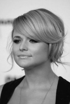 Mid-Length Hair Updo with Side Swept Bangs - I'm diggin this look also. Miranda Lambert Hair, Wavy Updo, Strawberry Blonde Highlights, Copper Blonde, Jenni Rivera, Chris Young, Miranda Lambert, Selena Quintanilla, Mid Length Hair