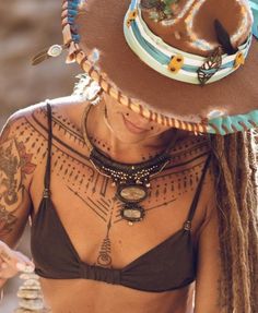 Tatoos Woman Boho, Bohemian Tattoos For Women, Small Spiritual Tattoos, Amazon Woman, Hippie Chic Outfits, Inca Tattoo, Henna Inspired Tattoos