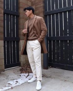 White pants with brown jersey, matching brown coat and white sneakers. Certified style. Office Old Money, Street Mode, Old Money Fashion, Money Fashion, Minimalist Fashion Men, Aesthetic Outfits Men, Stylish Men Casual, Street Style Outfits Men, Mens Casual Dress Outfits