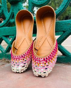 Holiday Party Shoes, Indian Wedding Shoes, Friendship Day Gifts, Punjabi Jutti, Christmas Shoes, Holiday Shoes, White Mirror, Party Kleidung, Womens Wedding Shoes