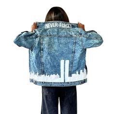 Jean Jacket Design, Clothes Makeover, Denim Diy Clothes, Jacket Art, Painting Fashion, Diy Jacket, Nyc Studio, Nyc Skyline, Perfect Denim