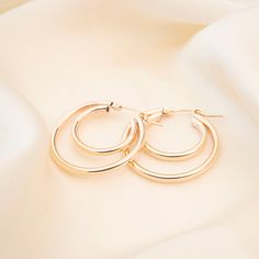 A stunning new design! We're loving our new Gold Double Clasp Hoop earrings. 14k Gold Filled 2.3mm Thickness Clasp Closure Diameter: Small: 27mm (outer hoop) x 18mm (inner hoop) Medium: 34mm (outer hoop) x 22mm (inner hoop) Large: 50mm (outer hoop) x 34mm (inner hoop) Small Hypoallergenic Metal Hoop Earrings, Rose Gold Metal Hoop Earrings, Nickel-free Rose Gold Hoop Earrings, Rose Gold Small Hoop Earrings, Metal Cart, Recycled Metal, Free Giveaway, Old World, New Design