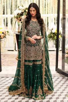 Dark Green Gharara Kameez for Pakistani Mehndi Wear Green Gharara, Mendhi Outfit, Mehendi Dress, Pakistani Mehndi, Mehndi Dress, Mehendi Outfits, Makeup Tip, Desi Wedding Dresses, Asian Bridal Dresses