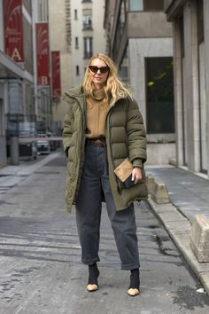 Puffy Coat Outfit, Green Puffer Jacket Outfit, Puffer Jacket Outfit Winter Style, Long Jacket Outfit, Puffer Jacket Outfits, Puffer Coat Outfit, Puffy Winter Coat, Puffer Outfit, Winter Jacket Outfits