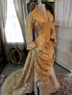 For my niece @Cyndi Price Price Zeitgeist Antique Victorian Silk Brocade Wedding or Fancy Dress with Train, via Etsy. Brocade Wedding Dress, Victorian Things, 1800s Clothing, Steampunk Inspiration, Victorian Gown, Antique Dresses, Victorian Romance, Dress With Train