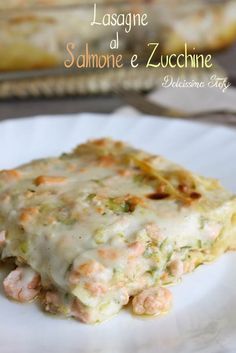 lasagna al salmone e zucchine on a white plate with text overlay