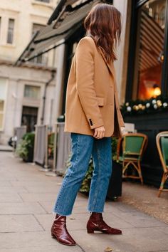 Camel Blazer Outfit, Camel Blazer, Embossed Boots, Elegante Y Chic, Blazer Outfits For Women, Jeanne Damas, Blazer Outfit, Mode Casual, Brown Coat