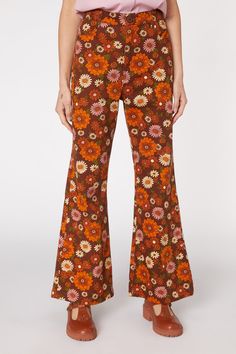 Tonal floral flare jeans - a heavenly 70’s inspired print, abundant with bold retro flowers - crafted from mid weight cotton drill - high waisted rise - full length flare leg - front zipper and button closure - side pockets - available in chocolate Jose wears a size 8 she is 176cm tall, with a 84cm bust, 58cm waist and 84cm hipsNoli wears a size 14 she is 178cm, with a 96cm bust, 78cm waist and 114cm hipsProduct code: PGFU053118 1970s Clothing, 70s Vintage Fashion, 1970s Fashion, Time Machine, 70s Inspired, Retro Flowers, Maternity Fashion, Curvy Fashion, Jeans Style