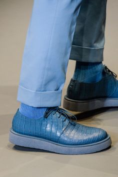 Calvin Klein Collection Spring 2014 Menswear Best Shoes For Men, Fashion Week Runway, Leather Shoes Men, Sports Footwear, Mens Accessories Fashion, Fashion Shows, Vogue Paris, Stylish Shoes