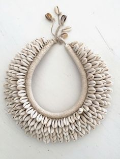 Cowrie Shell Jewelry, Diy Fabric Jewellery, Christmas Crafty, Afrikaanse Mode, Seashell Jewelry, Handmade Fashion Jewelry, Handmade Jewelry Designs, Handmade Jewelry Diy, African Jewelry