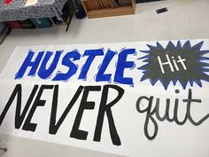 a sign that says hustle hit never quit