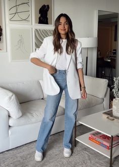 Slim Blazer Outfits, Work Outfits Women White Blazer, White Blazer Outfit Formal, White Blazer With Jeans Outfit, White Blazer Outfit Spring, White Blazer Office Outfit, Styling A White Blazer, White Blazer Work Outfit