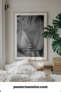 black and white poster of a woman with a chanel necklace Tulane Dorm, Paintings Aesthetic, Home Decor Black And White, Trendy Posters, Office Aesthetic, Junior Bed, Uni Room, Home Decor Black, Decor Black And White