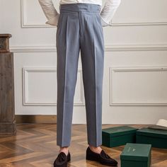 Unsere High Waist Business Trousers sind eine sartoriale Hommage an die zeitlose Eleganz des Old Money Stils. Speziell für den anspruchsvollen Mann geschneidert, verkörpert diese Hose einen Hauch von raffiniertem Charme und stattlicher Raffinesse.
Die Hose wurde sorgfältig aus hochwertigem Polyester gefertigt, einem Stoff, der sich durch seine Strapazierfähigkeit und Leichtigkeit auszeichnet. Das bequeme und dennoch elastische Material sorgt dafür, dass die Hose ihren maßgeschneiderten Look den Tailored Elegant Office Bottoms, Elegant Tailored Office Bottoms, Elegant Tailored Bottoms For Office, Elegant Office Wear Dress Pants With Belt Loops, Elegant Tailored Pants With Hidden Button Closure, Tailored Long Pants For Formal Occasions, Elegant Office Dress Pants With Tapered Leg, Elegant Office Dress Pants With Belt Loops, Elegant Dress Pants With Belt Loops For Office