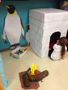 Great idea to create life size penguins. When I taught at a zoo, we had an inflatable Emperor penguin for a class. Igloo Playhouse, Penguin Igloo, Schnee Party, Animal Homes, Penguin Theme