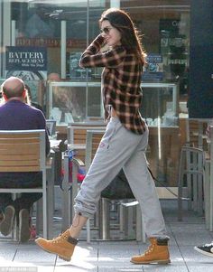 Moda Safari, Timberland Boots Outfit, Timberland Outfits, Robert Kardashian, Kendall Style, Kendal Jenner, Flannel Outfits