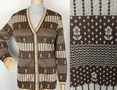 "Original vintage 1970s Mod Psych Glam Rock style sweater cardigan. Dark brown & silver lurex acrylic knit, featuring a geometric Daisy floral striped design through out. Snap button closures through front. This item is in excellent vintage condition & has been cleaned/ ready to wear. (modelled with silver top, not included in sale) ❁ ❁ ❁ ❁ ❁ Measurements Fits like an approx size Small-Medium or modern size: UK 10 / USA 6 / EU  36 But please check exact measurements carefully: Measurements are taken flat, seam to seam, with fabric pulled taut. Please remember to double bust, waist & hip measurements for circumference ❁Shoulder Length (across shoulders) = 15 inches ❁Sleeve length (shoulder to cuff end) = 22 inches ❁Bust (armpit to armpit) = 19.5 inches ❁Full Length (top shoulder to hem) = 2 Luxury Brown Jacquard Knit Cardigan, Glam Rock Fashion, Glam Rock Style, Twiggy Fashion, 1970s Hippie, Silver Top, Daisy Jones, Rock Fashion, Floral Knit