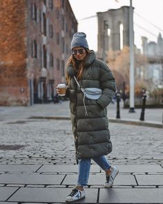 Khaki Puffer Coat Outfit, Khaki Puffer Jacket Outfit, Puffer Coat Outfit, Winter Coat Trends, Puffer Jacket Outfit, Classy Winter Outfits, Walking Outfits, Coat Trends, Winter Fashion Outfits Casual