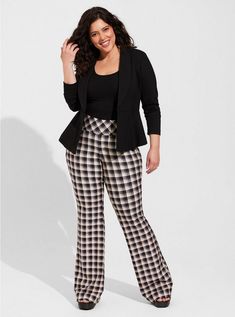 Plus Size Fashionista, Pixie Pants, Shirt Tucked In, Active Outfits, Dark Wear, Plus Size Summer, High Rise Pants, Casual Fall, Business Casual