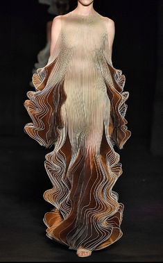 Iris Van Herpen Aesthetics Fashion, Conceptual Fashion, Red Carpet Outfits, Iris Van Herpen, Just Style, Fashion Inspiration Design, Mood Board Fashion, Textiles Fashion, Glam Fashion