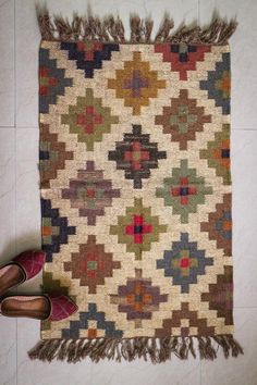 a pair of shoes sitting on top of a rug