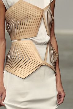 Architectural Fashion - creative cuts, contrasting materials; waist feature; fashion details Structured Fashion, Geometric Fashion, Lingerie Vintage, Paris Mode