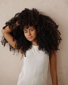 If you're looking for inspiration for your 3b curly hair, this collection of 20 photos will give you plenty of ideas. These women show how gorgeous 3b hair can be, whether styled in a defined updo or left loose and free. Learn new ways to care for your curls and find the perfect products to keep them frizz-free. These 3b hairstyles are perfect for any occasion, helping you embrace the beauty of your natural curls! 3b Hairstyles, 3b Curly Hair, 3b Hair, Brazilian Curly Hair, Short Curly Haircuts, Short Curls, Short Curly Styles, Frizz Free