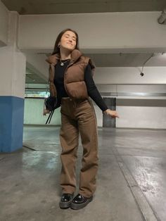 Winter Outfits Khaki Pants, Brown Athletic Outfit, Warm Streetwear Outfits, Layered Fits Winter, Brown Sweats Outfit, Streetwear Fashion Brown, Jacket Brown Outfit, Outfits With Brown Pants, Winter Fit Ideas