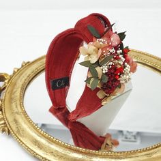 Discover the elegance of Nadine, our outstanding Women's Knot Headband, ideal for guests, godmothers, bridesmaids or even for events such as horse races. CRAFTING, QUALITY AND MATERIALS The Nadine headband, made of silk sinamay, is distinguished by its side decoration with preserved natural flowers. This accessory reflects the high quality of artisan craftsmanship that gives your look a touch of distinction. FIT AND SIZE Standard size, it is versatile and adapts to all types of faces and heads. Elegant Red Headpieces With Matching Headband, Elegant Handmade Flower Headband, Bridal Ceremony Headband, Adjustable Bridal Headband For Ceremony, Elegant Handmade Flowers Adjustable Headband, Elegant Headband For Wedding Guests, Elegant Adjustable Handmade Flowers Headband, Elegant Adjustable Headband With Handmade Flowers, Elegant Wedding Guest Headband