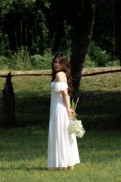 #spring #forest #graduation #photoshoot #dreamy #ethereal #poses 🪷 In The Garden Photoshoot, Dreamy Floral Dress, Senior Picture Dresses Summer, White Dress Garden Photoshoot, Dreamy Ethereal Photoshoot, Dress Pose Ideas Instagram, Aesthetic Girl Photoshoots, Birthday Photoshoot In Garden, Dreamy Fairy Photoshoot