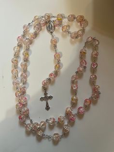 Rosary with clear glass beads with hints of yellow and pink. Rosary Chain, Yellow And Pink, Chain Jewelry, Prayer Beads, Rosary, Bead Charms, Clear Glass, Beauty Book, Glass Beads