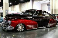 an antique car is on display in a showroom with other classic cars around it