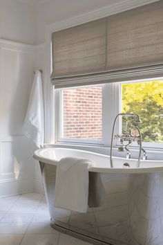 22 Bathroom Window Treatment Ideas to Add Much-Needed Privacy Bathroom Shades, Marble Shower Tile, Spa Style Bathroom, Flat Roman Shade, Interior Design Photos