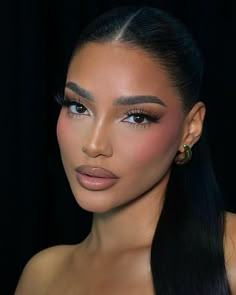 Make Up Sera, Make Up Look For Prom, 2024 Bridal Makeup, Make Up Dark Hair, Glowy Bride Makeup, Makeup For Gold Dress, Straight Hair Makeup, Night Out Makeup Looks, Night Glam Makeup