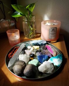 Crystal Esthetics, Crystal Girl Aesthetic, Crystal Room Decor, Crystal Room, Hippie Aesthetic, Uni Room, Crystal Aesthetic, Crystals Healing Properties, Spiritual Crystals