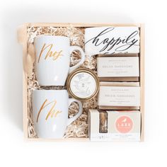 the coffee gift set includes two mugs, three tea bags and four cookies in a wooden box