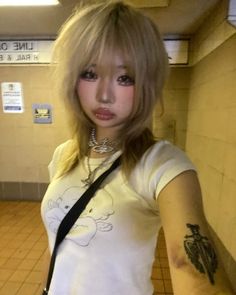 inst: lovemeize Wolfcut Blonde Hair, Wolfcut Blonde, Blonde Hair Asian, Asian Grunge, Jellyfish Cut, Grunge Alternative Fashion, Extreme Haircut, Sunkissed Hair Brunette, Emo Haircuts