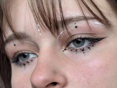 Black Dot Eyeliner, Eye Makeup Dots Eyeliner, Black And White Liner Eye Makeup, Dots Under Eyes Makeup, Dotted Eyeliner Looks, Eye Makeup Dots, Eyeliner Dots Makeup, Polka Dot Makeup, Eyeliner Dot