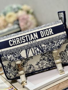 Based on the classic messenger bag, it is carefully designed with Dior's signature elements to create a casual and modern shape. Decorated with a golden magpie all over! Enhance the style with the 'CHRISTIAN DIOR PARIS' signature flap and sporty 'CD' buckle. Exquisite small size, with adjustable and detachable shoulder strap, can be worn on the shoulder or crossbody, it is a good choice for travel!

'CHRISTIAN DIOR PARIS' signature on the front
'CD' buckle
Removable, adjustable shoulder stra Christian Dior Paris, Pearl Clutch, Dior Paris, Embroidered Handbag, Lv Purse, Lv Shoes, Star Blue, Lv Handbags, Lv Belt