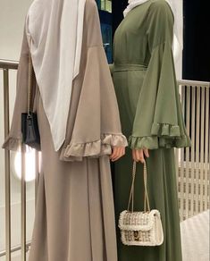 With ruffled sleeves, a flared cut, and pockets included, this classic model can be worn in everyday life and for events Abaya Outfit, Estilo Hijab, Hijabi Fits, Stile Hijab, Abaya Style, Hijab Trends, Modest Fashion Hijab, Muslim Outfits Casual, Hijabi Fashion Casual