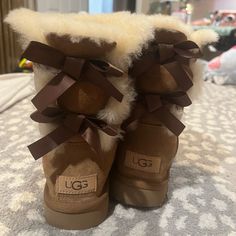 Ugg Shoe Boot Size 3 Brown Color With Bailey Bow Aesthetic Ugg Boots, Ugg Brown Boots, Uggs With Bows On Side, Cute Clothing Accessories, Cute Shoes Y2k, Uggs With Bows On The Back, Hello Kitty Uggs, Cute Boots For Winter, Pretty Shoes For Women