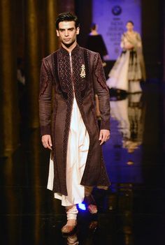 Noble Clothes, India Fashion Men, Mens Indian Wear, Monday Outfit, Boys Kurta Design, Indian Groom Wear, India Clothes